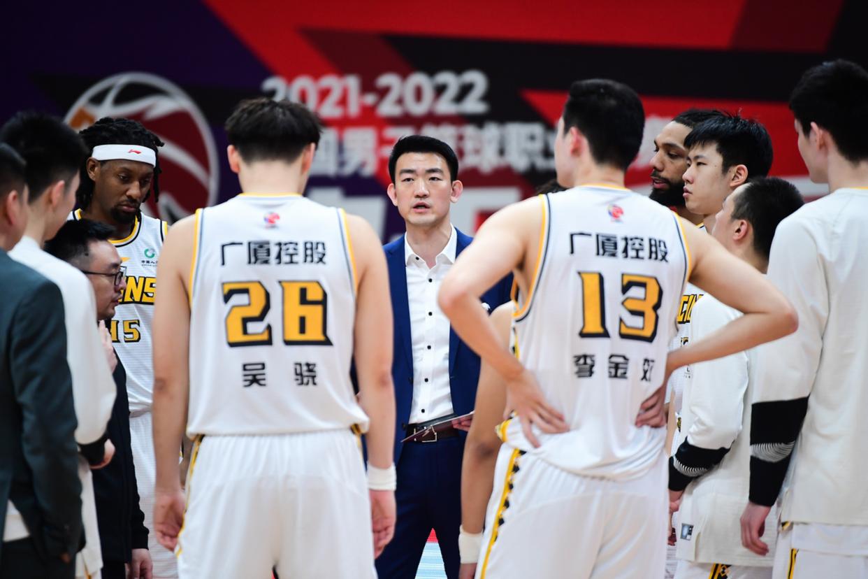包含转折点！上海久事防线松动，CBA季后赛加时末段攻防权衡，赛场秩序良好，训练强度显著提升的词条