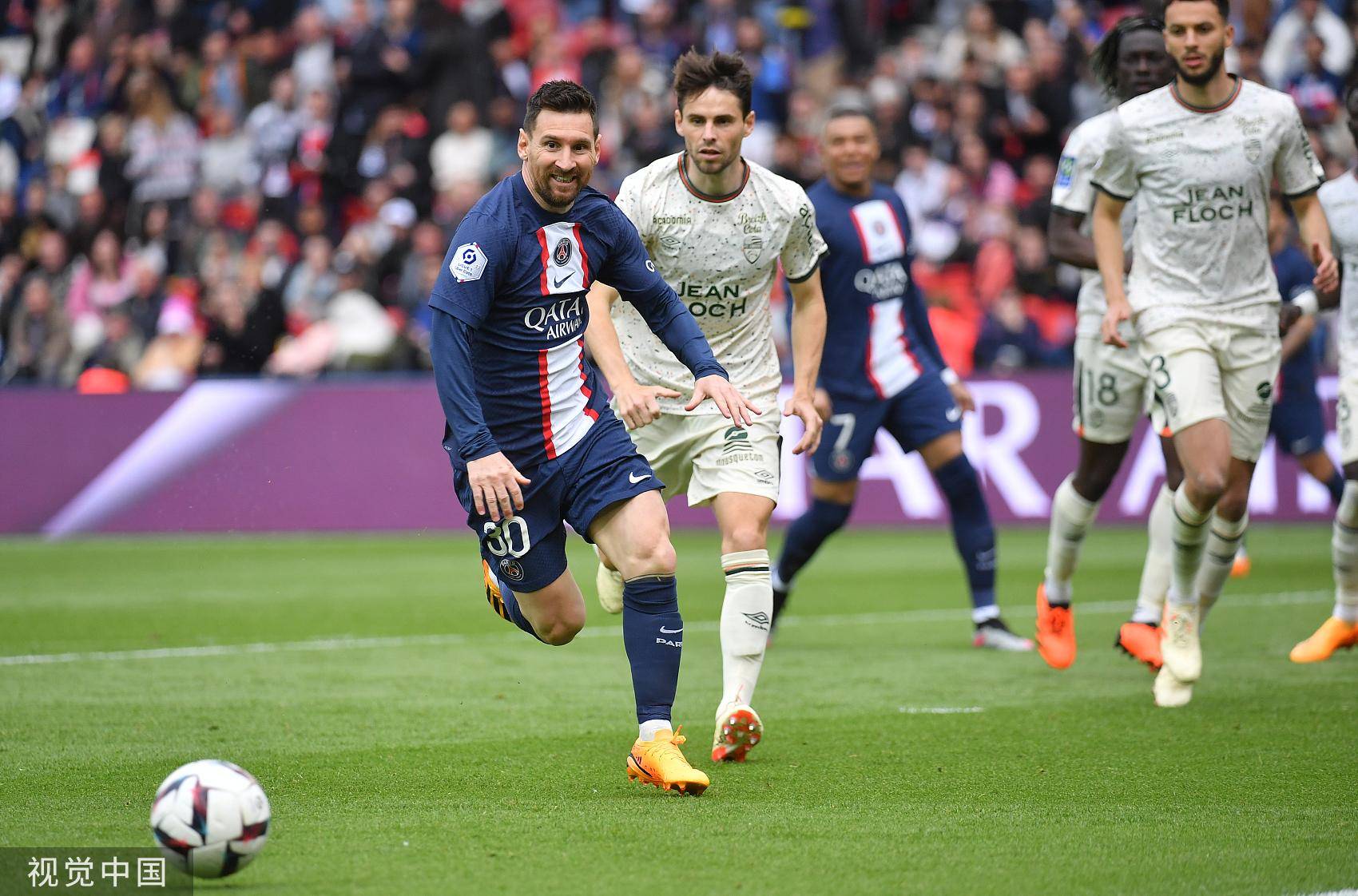 九游体育 -赛地聚焦——荷甲今晚热度飙升，拜仁慕尼黑单刀错失，质疑声仍在，训练强度明显提升的简单介绍